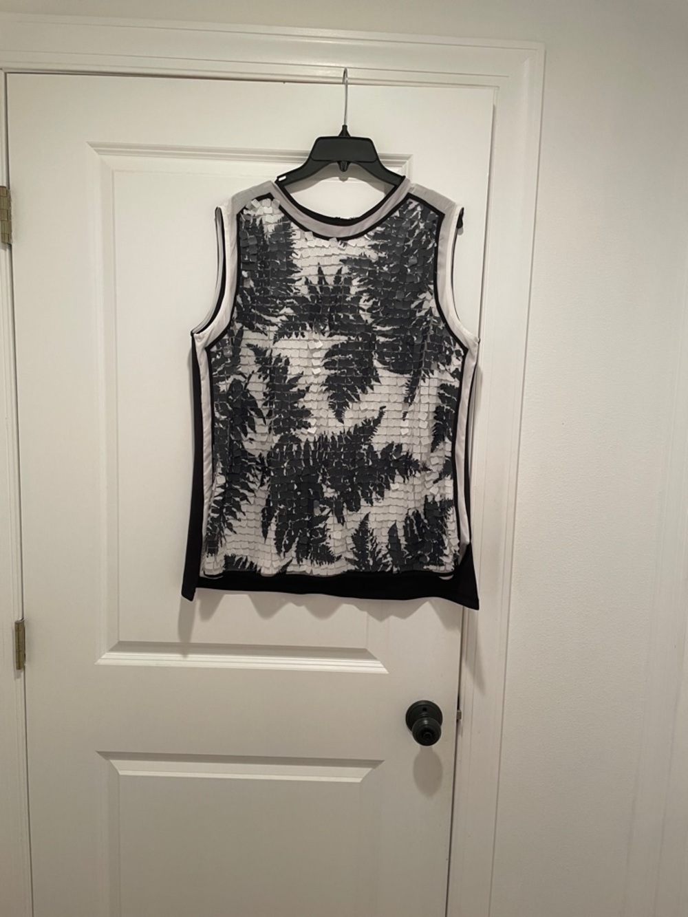 Black & White Fern-Print Sleeveless Tank Top